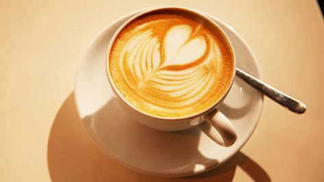 Latte Art ist Kaffeekunst: Mit der Anleitung kreieren Sie den perfekten Milchschaum und zaubern daraus Motive wie Herz, Blume und Co. auf den Kaffee. Cappuccino Maker, Nespresso Machine, Italian Espresso, Cappuccino Machine, Cappuccino Coffee, Milk Foam, Coffee Culture, Italian Coffee, Coffee Type