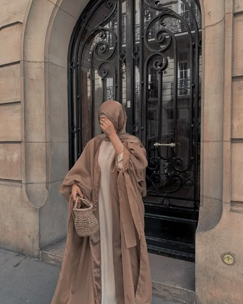 Aesthetic Muslim Outfits, Baddie Lifestyle, Dress Muslimah, Look Rich, Popular Aesthetic, Generational Wealth, Fashion Hijab Style, Muslim Outfits Casual, Aesthetic Content