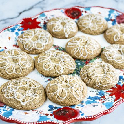 Molasses Cookies by Ree Drummond Reeses Ice Cream, Food Network Recipes Pioneer Woman, Molasses Cookies Recipe, Ginger And Cinnamon, Cookies For Santa, Vanilla Icing, Pioneer Woman Recipes, Short Rib, Molasses Cookies