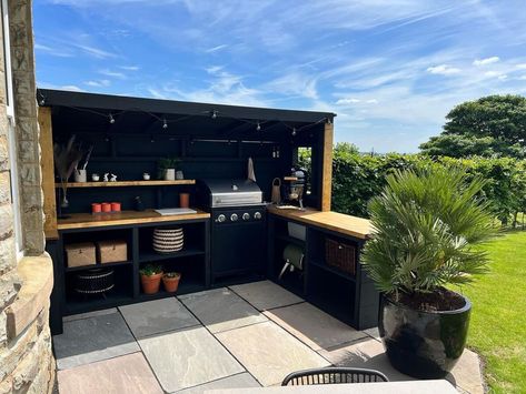 ideas-for-designing-a-covered-grill-area-13 Covered Grill Area, Bbq Shed, Small Outdoor Kitchens, Outdoor Grill Area, Outdoor Kitchen Plans, Build Outdoor Kitchen, Garden Cooking, Grill Area, Outdoor Bbq Kitchen