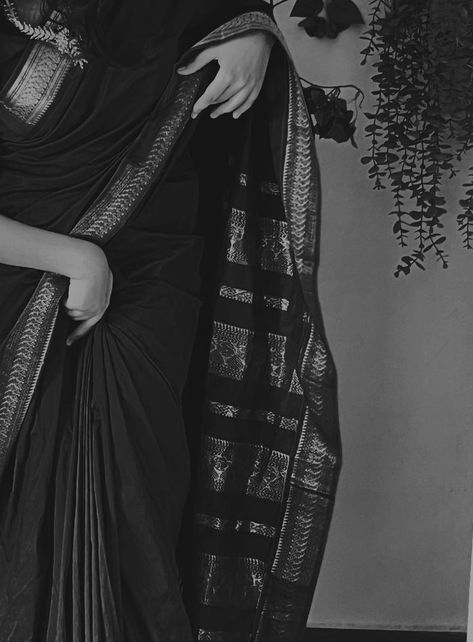 Saari Pic Pose, Black And White Saree Photography, Black And White Saree Aesthetic, Sari Aesthetic Pictures, Black Saree Photoshoot Poses, Aesthetic Photo In Saree, Saree Hide Face Poses, Gurls Pictures Ideas, Self Potraits Idea Aesthetic