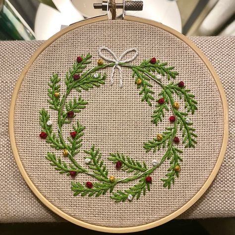 Christmas Embroidery Templates, Wedding Hand Embroidery, Diy Embroidery Frame, Christmas Wreath Embroidery, Food Embroidery, Sunflower Headband, Embroidery Template, Hand Embroidery Videos, Christmas Embroidery Designs