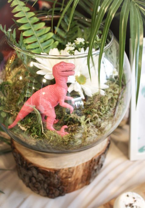 Terraria Party, Diy Dinosaur, Girl Dinosaur Birthday, Halloween Party Decor Diy, Dinosaur Birthday Party Decorations, Dinosaur Themed Birthday Party, Dino Birthday Party, Baby Rosa, Dinosaur Theme Party