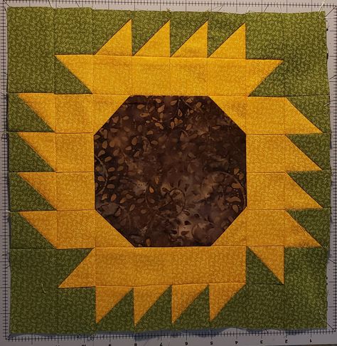 Sunflower Quilt Block Pattern, Sunflower Quilt Block, Sunflower Quilt, Fall Quilt Patterns, Patchwork Quilting Designs, Sunflower Quilts, Barn Quilt Designs, Spring Quilts, Quilt Block Patterns Free