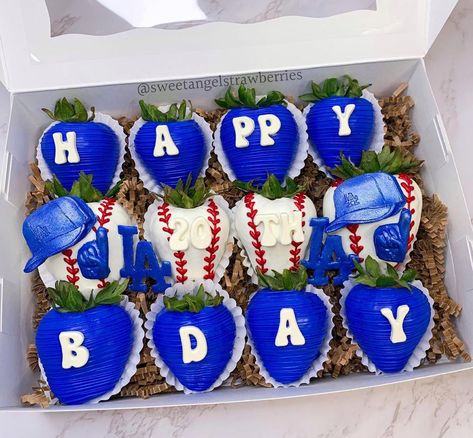 Birthday Chocolate Covered Strawberries For Him, Chocolate Covered Strawberries For Him, Birthday Chocolate Covered Strawberries, Halloween Chocolate Covered Strawberries, Strawberry Boxes, Strawberries Ideas, Smash Heart, Dipped Berries, Birthday Cake Alternatives