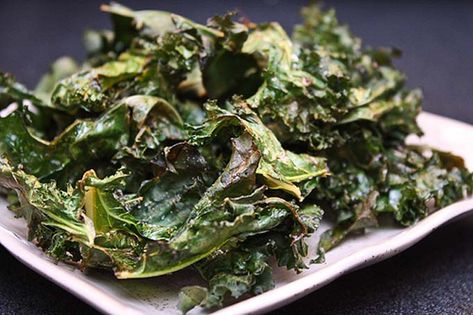 Kale Chips Healthy Kale Chips, Kale Chips Recipe Baked, Baked Kale Chips, Homemade Kale Chips, Kale Crisps, Kale Chips Baked, Baked Kale, Kale Chip Recipes, Kale Chips