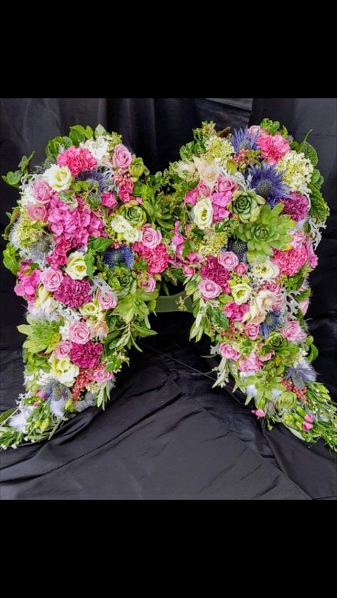 Grave Fence Ideas, Gravesite Decorations, Grave Flowers, Large Flower Arrangements, Cemetery Decorations, Grave Decorations, Memorial Flowers, Cemetery Flowers, Flower Arrangements Simple