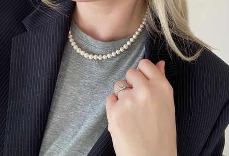 How To Style A Pearl Necklace, Pearl Necklace Casual Outfit, Wearing Pearls Casual, Wear Pearls Casual, Pearls With Casual Outfit, Casual Pearl Necklace Outfit, How To Wear Pearls Casual, Pearls Outfit Casual, How To Wear Pearls With Jeans