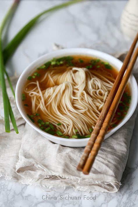 Yang Chun Noodles—Easy Soy Sauce Noodles Soy Sauce Noodles, Delicious Noodles, Sichuan Food, Noodles Soup, Chinese Noodles, Asian Soup, Green Onion, Noodle Dishes, Rice Noodles