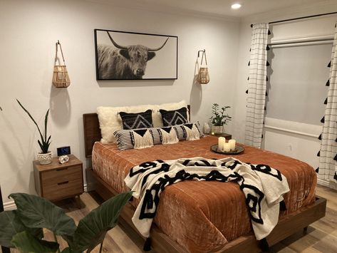 Hobby Lobby Room Ideas, Rust Bedding Sets, Boho Country Decor Bedroom, Orange Rustic Bedroom, Boho Guys Bedroom, Aztec Style Bedroom, South Western Decor Bedroom, Punchy Western Room Ideas, Boho Southwest Decor Bedroom