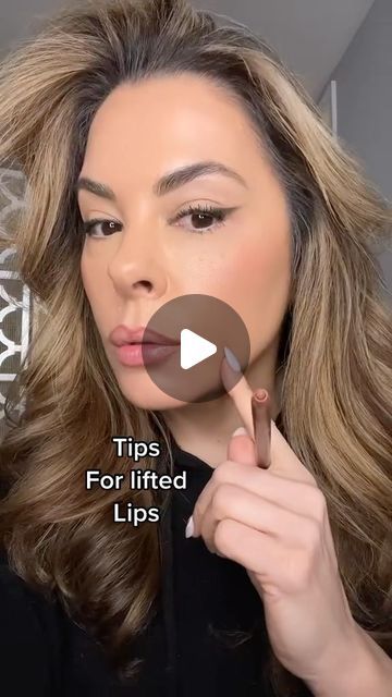 Full Lips Tutorial, Plump Lips Makeup Tutorials, Lining Lips To Look Fuller, How To Make Lips Look Fuller, Fuller Lips Makeup Tutorials, Lifted Face Makeup Tutorial, Make Lips Look Bigger, Fuller Lips Makeup, Make Lips Look Fuller