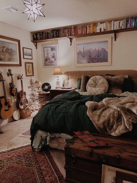 Book Themed Living Room, Rustic Country Apartment Decor, Cozy Bedroom Western, Dark Western Room Aesthetic, Western Aesthetic Room Ideas, Boho Edgy Bedroom, Montana Bedroom Ideas, Witchy Western Aesthetic Home, Western Ranch Bedroom