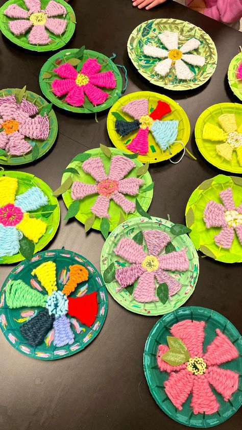 Instagram Folk Art Elementary Lessons, Paper Plate Flower Weaving, Pom Pom Art For Kids, Birthday Party Art Projects, Fun Friday Art Activities, Weaving Art Projects For Kids, Weaving Elementary Art, Weaving Loom Ideas, Paper Chain Art