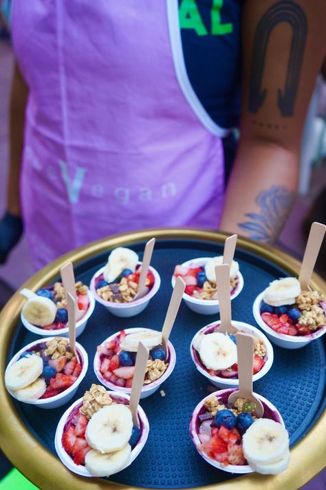 Smoothie Bowl Party, Mini Acai Bowls, Acai Bowl Party, Acai Bowl Bar Party, Acai Bar Party, Acai Bowl Bar, Diy Acai Bowl, Acai Bar, Juice Bar Design