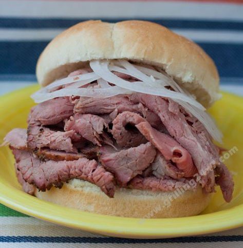 English Roast, Pit Beef, Paleo Barbecue Sauce, Roast Beef Sandwich, On A Bun, Beef Round, Sandwich Bar, Roast Beef Sandwiches, Roast Beef Recipes