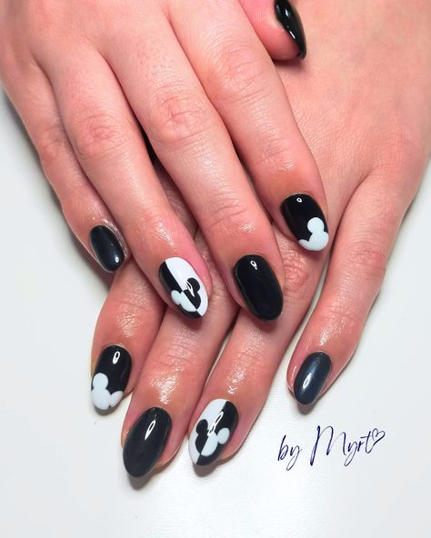 🖤 Black, white, and a touch of Disney 🤍 I made them especially for @hereisilona who went on a trip to Walt Disney World in America! How cool is that 🤩 Did you see my other Mickey Mouse post? Which one do you prefer, this black and white version or the colored Press on Nails? 🐭 Let me know in the comments! Order the set you like, and I'll feature your favorite mouse, Mickey, on your next Press on Nails set 💅 Liefs! Customer hands @hereisilona✨ #disney #america #trip #mickeymouse Black And White Mickey Nails, Simple Mickey Mouse Nails, Mickey Mouse Nails Design, Nails Mickey Mouse, Disney America, Mickey Mouse Nail Design, Disneyland Nails, Mickey Mouse Nails, America Trip