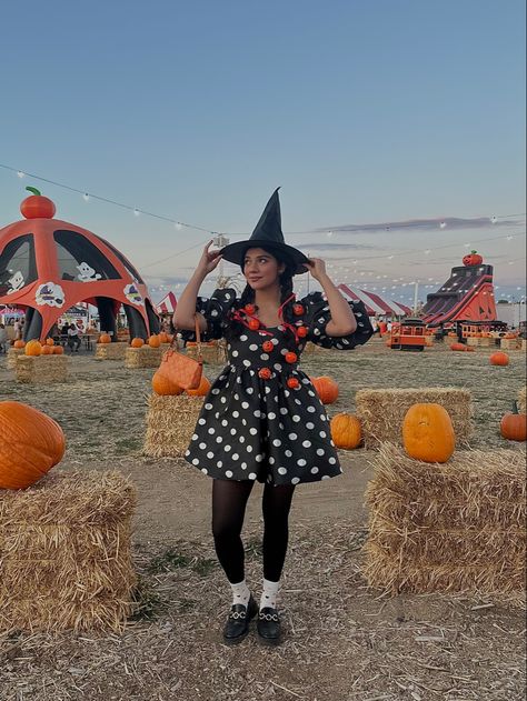 Pumpkin patch outfits ootd 🍂🎃🤎 Pumpkin Patch Outfits, Pumpkin Patch Outfit, Autumn Ideas, Pumpkin Patch, Ootd, Halloween