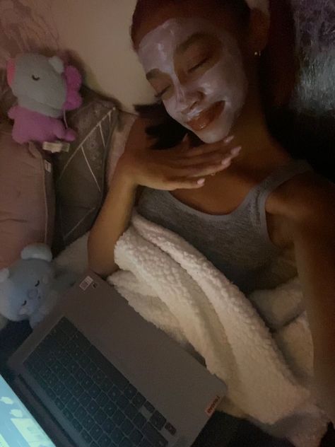 Facemask Skincare Aesthetic, Skincare Night Aesthetic, Mascara Running Down Face Aesthetic, Face Masks Aesthetic, Facemasks Aesthetic, Self Care Night Aesthetic, Night Skincare Aesthetic, Face Mask Pics, Face Mask Pictures