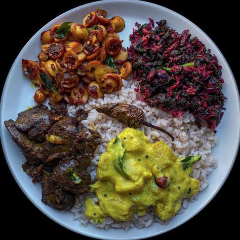 Kerala Rice And Curry, Kerala Meals, Veg Starter Recipes, Kerala Dishes, Lunch Thali, Stir Fry Chicken, Red Chard, Delicious Food Image, Winter Board