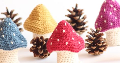 Je vous propose enfin le tuto du champignon que j'avais créé ici , il y a un an déjà, dans le cadre de l'opération "Mets ton bonnet " au p... Crochet Border Patterns, Holiday Knits, Confection Au Crochet, Crochet Mushroom, Crochet Food, Crochet Decoration, Crochet Borders, Crochet Diy, Modern Crochet