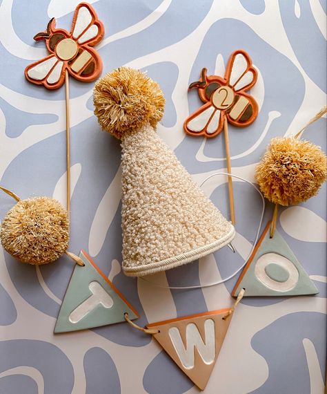 Boucle party hat, cake toppers, boys birthday inspo 1st Birthday Party Hat, Bday Decor, Vintage Birthday Parties, Picnic Birthday Party, Hat Diy, Hat Cake, Birthday Accessories, Birthday Decorations Kids, Birthday Party Crafts