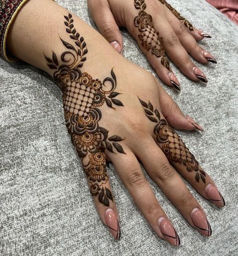 Mehndi Designs For Engagement Brides, Ring Ceremony Mehndi Designs, Mehndi Designs For Engagement, Modern Mehndi Design, Exchange Of Rings, Dubai Mehndi, Mehendi Designs For Hands, Modern Mehndi, Henna Inspo