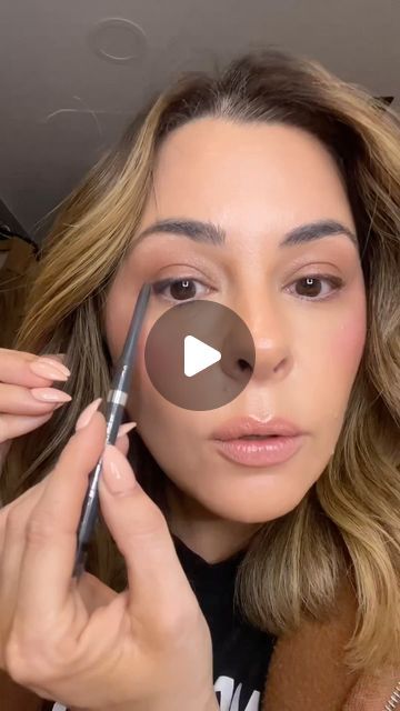 Winged Eyeliner Over 40, How To Apply Eyeliner To Waterline, Eyeliner How To, Eyeliner Styles Tutorials, Eyeliner Over 40 For Women, How To Wear Eyeliner, Eyeliner For Small Eyes, Makeup For Over 60, Older Eyes