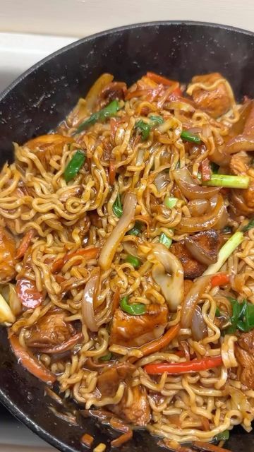 Stirfry Noodle Ideas, 2 Minute Noodles, Ramen Stir Fry, Noodles Ramen, Noodle Recipes Easy, General Tso, Chinese Cooking Recipes, Garlic Noodles, Fry Sauce