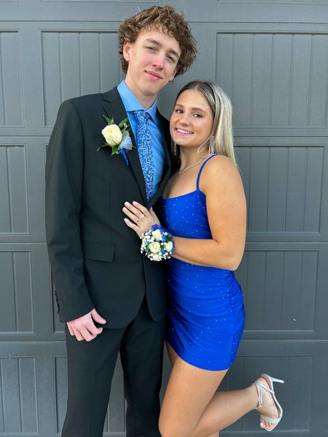 Couple Formal Outfits, Homecoming Couples, Blue Hairstyles, Hoco Pictures, Hairstyles Formal, Homecoming Outfit, Short Formal Dress, Couples Pictures, Formal Makeup