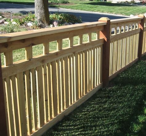 Railing Grill Design, Modern Fence Ideas, Mid Century Modern Fence, Stairs Railing Design, Front Entry Landscaping, Unique Fence Ideas, Small Garden Fence, Safety Grill, Wooden Fence Gate