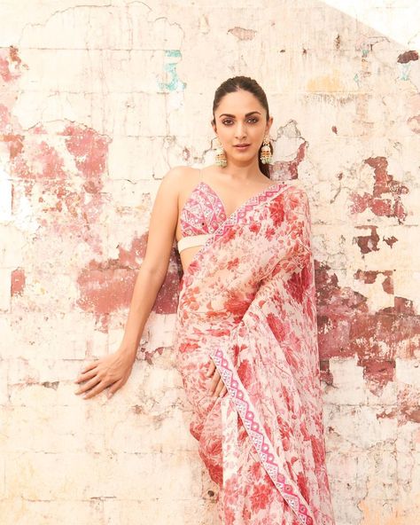 Order here https://bit.ly/3ytX3z2 Kiran Advani's floral Varun Bahl sari is a must-have summer wardrobe staple. This saree is available at the store for purchase this summer. Go grab it and look like a diva this summer Kiara Advani Saree, Bhool Bhulaiyaa 2, Pink Organza Saree, Varun Bahl, Georgette Saree With Blouse, Pure Georgette Sarees, Organza Blouse, Kiara Advani, Printed Saree