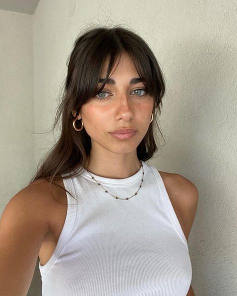 RACHELE SANTORO 🤍 on Instagram: "just me, again :)" Ashtin Earle Hair, Long Curtain Bangs, Brunette Bangs, Players Club, Brown Hair Inspo, Bangs With Medium Hair, 90s Hairstyles, Haircuts Straight Hair, Long Hair With Bangs