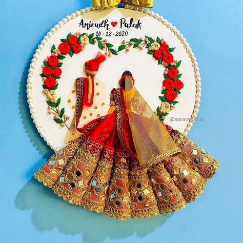 Rukhvant Ideas, Indian Wedding Gift Ideas For Couple, Wedding Embroidery Hoop, Embroidery Hoop Art Diy, Bridal Gift Wrapping Ideas, Embroidery Hoop Wall Art, Lippan Art, Wedding Embroidery, Diy Embroidery Designs