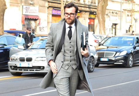 Our street-shooting man captures the best off-runway performances in Milan Tommy Ton Street Style, Grey Suit Men, A Man In A Suit, Man In A Suit, Tommy Ton, Preppy Mens Fashion, Sharp Dressed Man, Three Piece Suit, Gray Suit