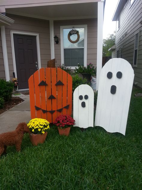 Halloween Pallet Wood Goblins - Jack and the Boo's. Pallet wood worked great for this Pumpkin turned Jack-o-Latern and for the Ghosts. Maggie liked the Mums too. Halloween Pallet Projects, Pallet Halloween Decorations, Halloween Palette, Pallet Halloween, Fall Pallets, Halloween Diy Outdoor, Pallet Creations, Pallet Decor, Pallet Crafts