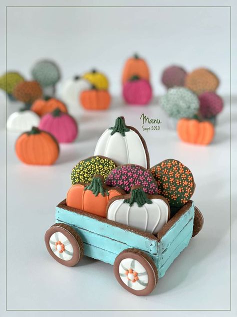 Fall Decorated Cookies, Potted Mums, Mums In Pumpkins, Decorated Cookies Tutorial, Sugar Cookie Royal Icing, 3d Cookie, Cookie Connection, Sugar Cookie Icing, Thanksgiving Cookies