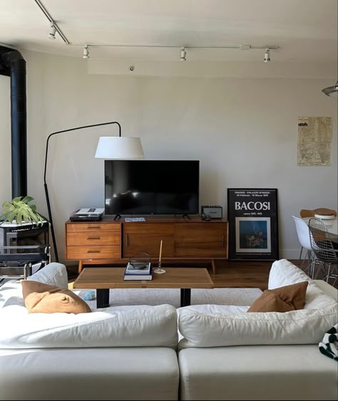 Tv Space Ideas Small Living, Home Office In One Bedroom Apartment, Dark Contemporary Interior, Guy Apartment Ideas Living Room, Small Minimal Living Room, Men Apartment Decor, Modern Eclectic Apartment, Living Room Set Design, Boy Apartment