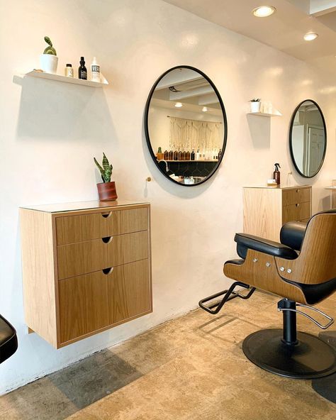 Stylist Station Ideas, Stylist Tools, Salon Styling Stations, Salon Suites Decor, Salon Stations, Styling Stations, Salon Suites, Deco Salon, Salon Ideas