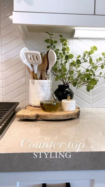 31 Kitchen Counter Ideas That Will Transform Your Space Aesthetic Work Desk, Counter Top Decor, Spring Front Porch Decor, Spring Front Porch, Kitchen Countertop Decor, Kitchen Storage Hacks, Kitchen Decor Inspiration, Countertop Decor, Kitchen Tray