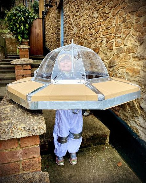 Solar System Trunk Or Treat, Satellite Costume, Diy Ufo Costume, Diy Astronaut Costume, Wacky Tacky Day, Space Rave, Wagon Costume, Tacky Day, Astronaut Diy