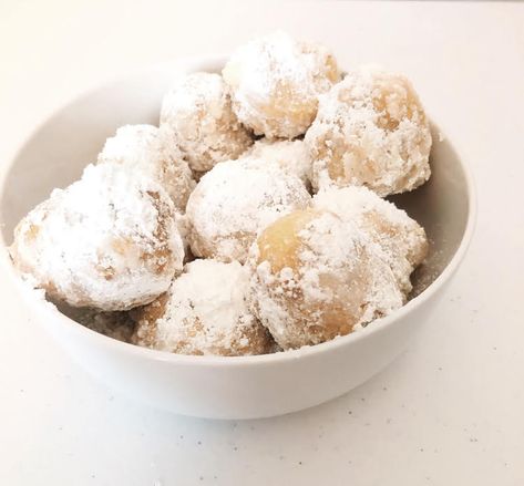 Make air fryer zeppoles, or tasty fried balls of pizza dough dusted with sugar, in minutes with this easy and delicious recipe. Zeppoli Recipe, Fried Dough Balls, Zeppole Recipe, Fried Balls, Salted Chocolate Chip Cookies, Bubble Tea Recipe, Air Fried Food, Chocolate Chip Cookie Bars, Homemade Dough