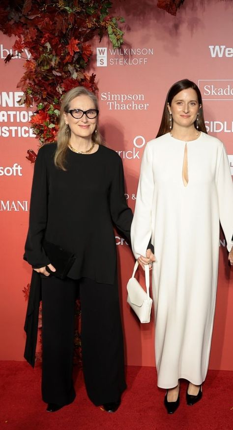 Meryl Streep and daughter Grace Gummer Meryl Streep Daughter, Grace Gummer, Best Celebrity Dresses, Meryl Streep, Cool Outfits, Ruffle Blouse, Celebrities, Women's Top, Quick Saves