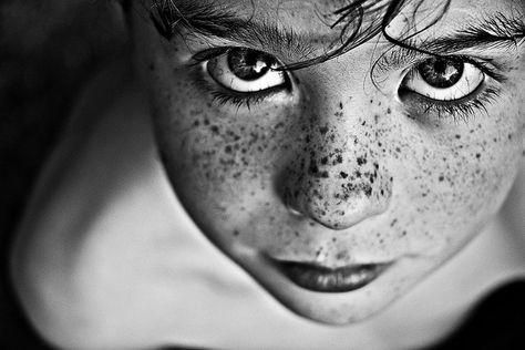 Black and white photography | Portrait of a young boy child looking up into camera with lots of lovely freckles! Photography Eyes, Black And White Photography Portraits, Foto Kids, Angel Kiss, Black And White Face, Old Portraits, Freckle Face, Nikon D3200, Eye Photography