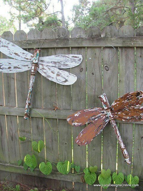 Awesome Yard Art & Garden Decoration Ideas • The Garden Glove Ceiling Fan Dragonfly, Ceiling Fan Repurpose, Ceiling Fan Crafts, Dragonfly Yard Art, Fun Garden Decor, Diy Garden Table, Reclaimed Wood Diy, Backyard Fence Decor, Diy Outdoor Space