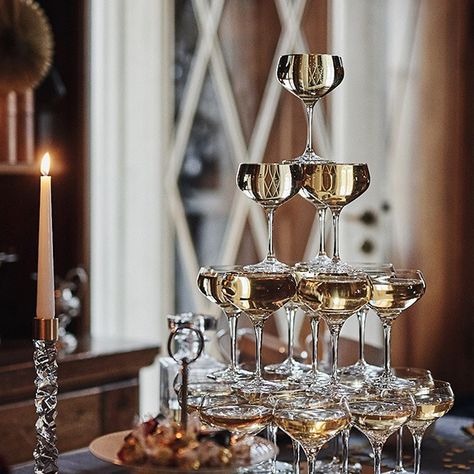 We show you how to build a champagne tower for your New Year's eve party! Follow our step-by-step guide and create a tower that is sure to please your guests. Glitz And Glam Holiday Party, Elegant New Years Party, Great Gatsby Christmas Party, Luxury Birthday Dinner, Champagne Event, New Year's Eve Decor, Estilo Charleston, Honolulu Wedding, Nye Decorations