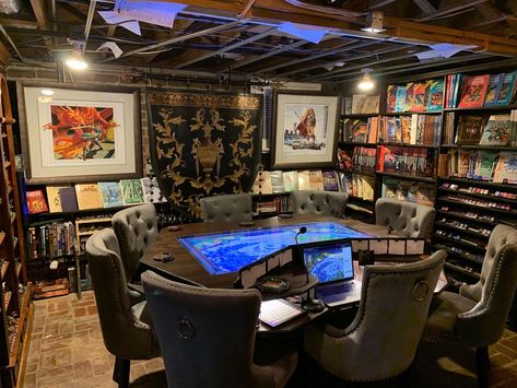 Dnd Room Ideas, Dungeons And Dragons Room, Dnd Decor, Dnd Room, Dungeon Room, Board Game Room, Pen And Paper Games, Nerd Room, Table Room