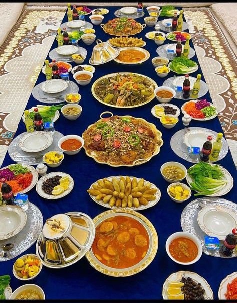 Dinner Party Appetizers Elegant, Dinner Party Buffet, Family Gathering Food, Afghanistan Food, Kurdish Food, Dinner Party Appetizers, Afghan Food Recipes, Food Set Up, Fruit Platter Designs