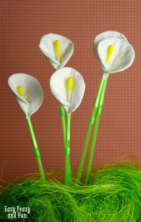 Cotton Round and Q-Tip Calla Lily Flowers - fabulous calla flowers craft fro spring! Unique Art Projects, Calla Lily Flowers, Cotton Rounds, Calla Lily Bouquet, Spring Preschool, Lily Bouquet, Lily Flowers, Q Tip, Themed Crafts