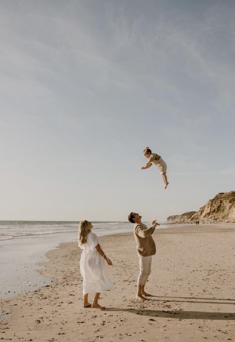 Golden Hour Beach Family Photoshoot, Beach Family Christmas Photos, Small Family Beach Pictures, Mens Beach Photoshoot, Water Family Photoshoot, Family Water Photoshoot, Ocean Family Photoshoot, Family Shoot Beach, Beach Family Photoshoot Ideas