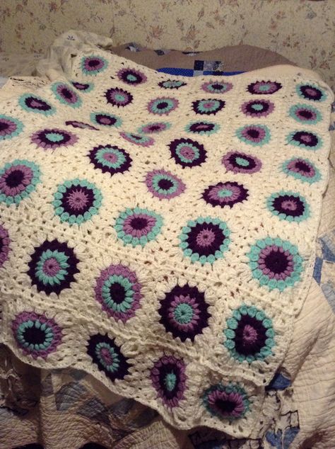 Sunburst Granny Square Colour Combinations, Granny Pattern, Crochet Granny, Crochet For Beginners, Glass Design, Mosaic Glass, Granny Square, Blue And Purple, Crochet Blanket